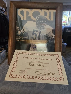 Cubierta de revista deportiva enmarcada con autógrafo de Dick Butkus Foto 1 de 2