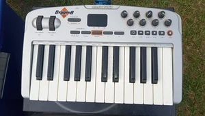 M-Audio Oxygen 8 v2 25 Key USB MIDI Controller Keyboard - Picture 1 of 3