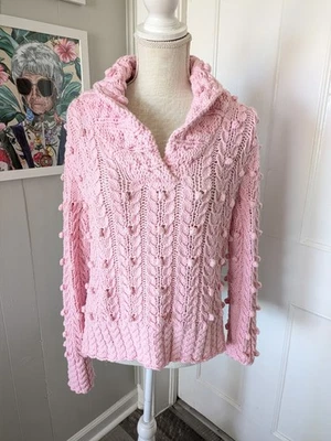 Suéter Evie Tejido Cable Rosa Cuello Alto Talla Pequeña/M Lunares Suizos  Foto 1 de 4