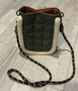 Universal Thread grün gesteppte Umhängetasche mit Fleece-Besatz Kordelgurt 8"x6" - Bild 1 von 6