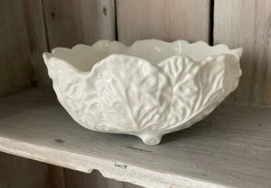 Puerto de carbón ~ artículos de campo ~ cuenco para verduras con patas ~ diseño de hojas texturizadas de gran tamaño - Imagen 1 de 6