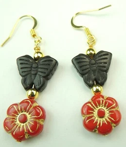 Rote tschechische Blume Ohrhänger/Ohrhänger schwarze Schmetterlinge Handarbeit - Bild 1 von 1