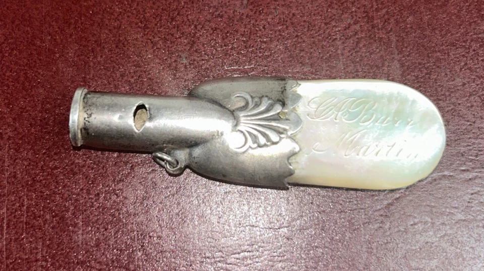 Antiguo juguete mordedor silbato bebé plata y madreperla 1847 marcado Foto 1 de 4