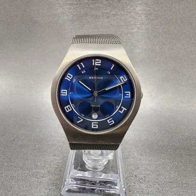 Reloj Bering Clásico Hombre 37mm Esfera Azul Titanio Fecha Redondo 11937-078 Nuevo Batt Foto 1 de 4