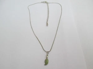 COLLANA CATENA COLOR ARGENTO FINE E CIONDOLO SMALTATO A FORMA DI FOGLIA PICCOLA - Foto 1 di 3