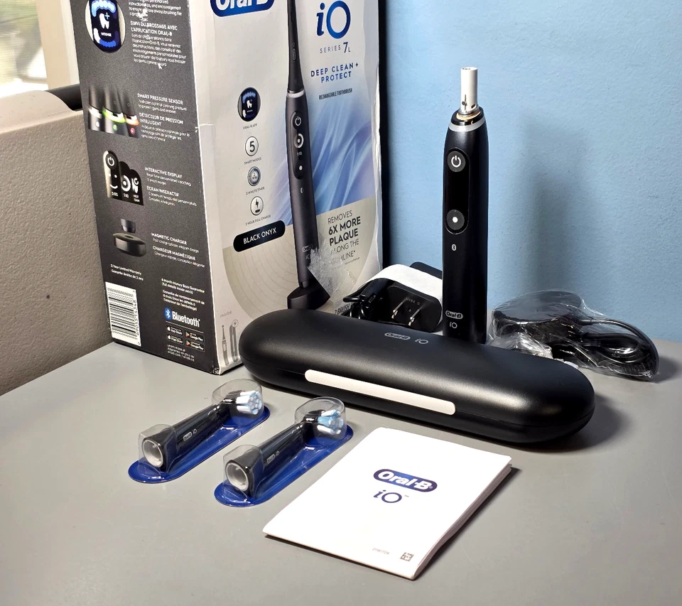 Cepillo de dientes eléctrico recargable Oral-B iO Deep Clean + Protect serie 7 - negro Foto 1 de 4