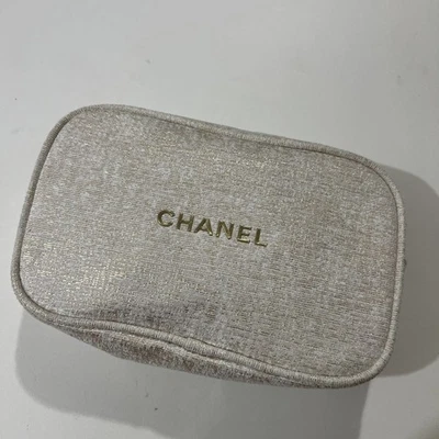 Bolsa de maquillaje cosmético Chanel Beaute dorada y crema Foto 1 de 4