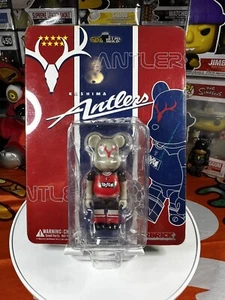 Kit de hogar de club de fútbol BEARBRICK Kashima Antlers 100 % Medicom Be@rbrick 2005 - Imagen 1 de 3