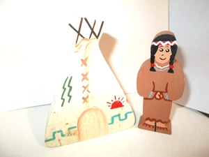 HANDGESCHNITZTES HOLZ/HANDBEMALT 4 5/8" TIPI & 4" INDIANER von MR. & MRS. WOODMAKER - Bild 1 von 4