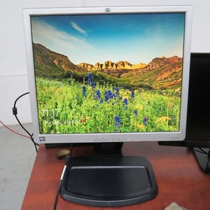 HP 1940 LCD 19" Color Monitor 1280 × 1024 (75 Hz) analog and digital modes - Picture 1 of 7