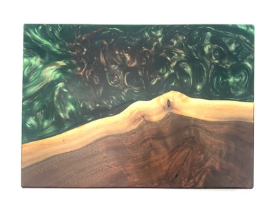 Bandeja de servir e tábua de corte de madeira reversível verde resina epóxi rio 11”x15” - Imagem 1 de 4