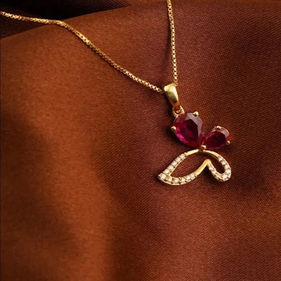 Colgante Butterlfy rubí rosa creado en laboratorio corte pera de 0,75 quilates chapado en oro amarillo de 14 quilates Foto 1 de 4