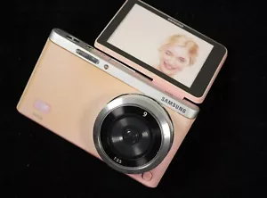 NO REAL - Cámara Samsung NX Mini ROSA para pantalla ¡rara e inusual! - Imagen 1 de 9