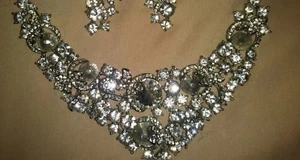 Beautiful costume jewelry necklace and earring with clear stones of flowers and - Picture 1 of 8
