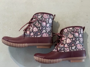 Simply Southern Paisley Blumen Schnürstiefel Entenstiefel weinrot/bunt Damen 8 - Bild 1 von 12