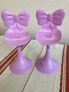 COPPIA 2 Barbie Bambola VIOLA CHIARO GLAM FIOCCO SCHIENALE BAR SGABELLI CUCINA BEAUTY SEDIE - Foto 1 di 18