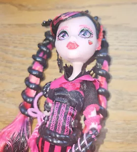 Monster High Dracubecca Sweet Screams Doll Mattel #128 w stand - Picture 1 of 3