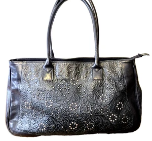 Bergē Borsa a mano in pelle nera con borchie in metallo argento goffrato Made in Italy - Foto 1 di 11