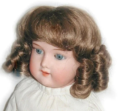 NUEVA PELUCA MUÑECA IMSCO Talla 7 - 8 Estilo Demure Antigua Cerraduras Stock Antiguo Gorra Completa Foto 1 de 4