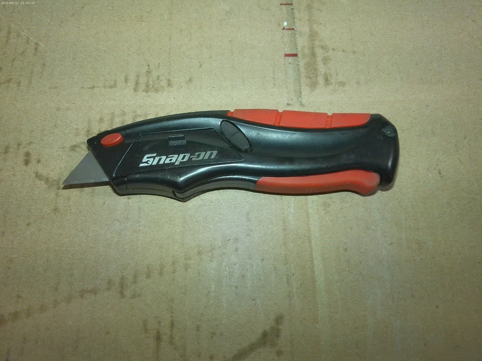 Herramientas a presión Navaja de bolsillo utilitaria retráctil automática con hojas UTK100SB Foto 1 de 1