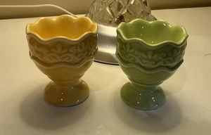 EASTER CERAMIC EGG CUP, PEDESTAL EGG HOLDER WITH SCALLOP TOP- YELLOW/ Green T18 - Picture 1 of 2