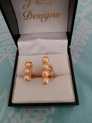 Anillo con banda abierta de perlas doradas de agua dulce en tono dorado talla 9 Foto 1 de 4