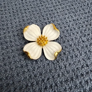 Vintage Trifari Dog Wood Flower Pin - White Enameled (1608) - Picture 1 of 5