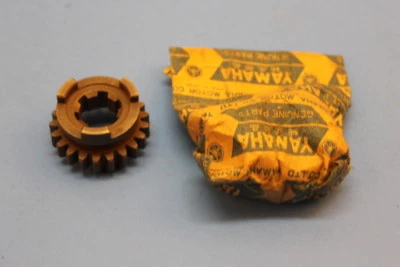 NOS YAMAHA IT125 IT175 6TH WHEEL GEAR 21T PART# 1W2-17261-00-00 - Image 1 of 4