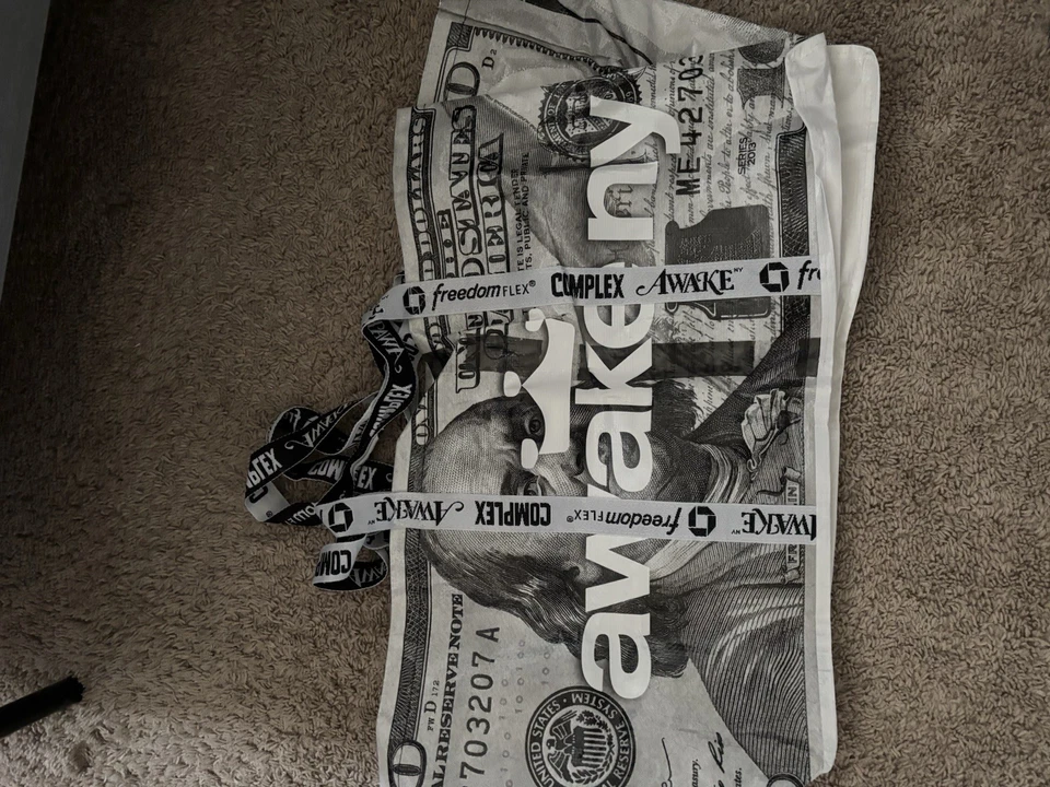 Bolsa tote Complexcon Cactuscon Freedom Chase X Awake NY 100 notas preta branca - Imagem 1 de 1