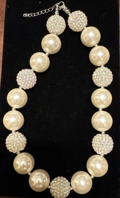 COLLAR CAROLEE TONO ORO 18” CON DETALLE BOLA PERLA IMITACIÓN USADO EN EXCELENTE ESTADO Foto 1 de 4