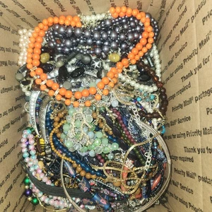 Lote de joyas de chatarra artesanal de 5+ libras de colección hasta ahora cosecha reutilizable salvamento - Imagen 1 de 6
