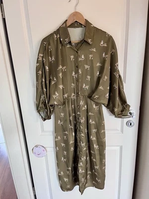 ZARA Tiger Print Maxikleid 34 XS khaki gold Knöpfe orange weiß Fledermausärmel - Bild 1 von 4