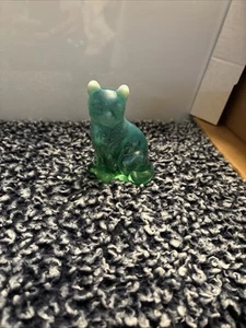 Fenton Kunstglas sitzende Katze grün opalisierend - Bild 1 von 6