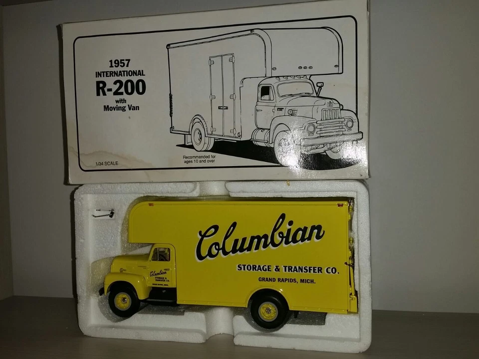CAMION INTERNATIONAL R-200 1957 COLUMBIAN STORAGE 19-1527 FIRST GEAR  SCALA 1:34 - Immagine 1 di 1