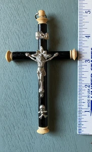 Seltenes geschwärztes Holz Anfang 1800 mit gedrechselten Knochenenden mit Metallkruzifix Schädel INRI - Bild 1 von 15