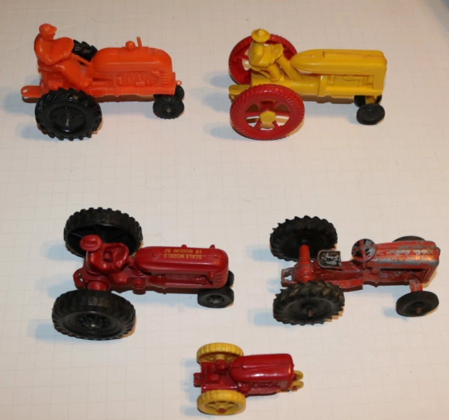 4 tractores de juguete de plástico 1 metal Renwal, Ohio Barr, Banner, Tootsietoy, Museo 92 Foto 1 de 4