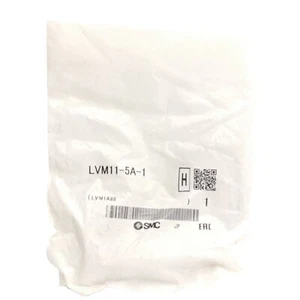 Válvula SMC LVM11-5A-1 para productos químicos, N.C., puerto M5, PEEK/EPDM, bobina de 24 VDC - Imagen 1 de 5