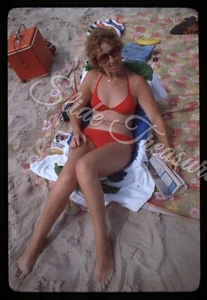 Hübsche Frau Badeanzug Strand Bikini Bücher Magazin 35 mm Slide 70er Jahre - Bild 1 von 3