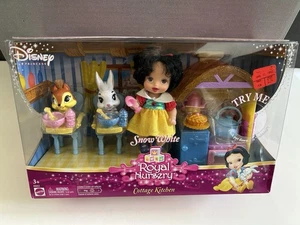 Disney Princess Royal Nursery 2007... BLANCANIEVES. Muñeca de 4 pulgadas - COCINA DE CABAÑA - Imagen 1 de 5