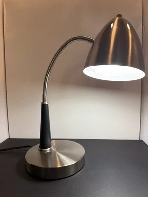 Lámpara de Escritorio de Metal, Ajustable Hampton Bay Plateado Cromo. Modelo 1410-GU24 Foto 1 de 3