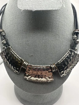 Chico's Hammered 银色声明项链可调节黑绳珠宝 Gi — 第 1/4 张图片