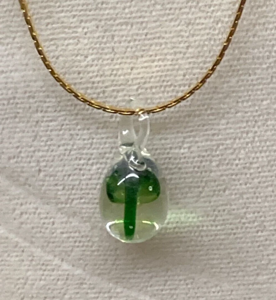 Colar Gargantilha Tom Dourado 16" Pingente Cogumelo Verde Vidro Soprado à Mão - Imagem 1 de 1