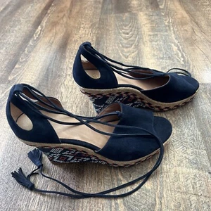 Cabi Isla Wedge Sandal Women’s 10 Blue Suede Multicolor Boho Nautical Strappy - Imagen 1 de 11