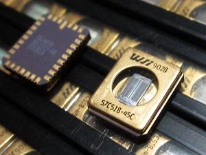WS57C51B-45C WSI HIGH SPEED 16K X 8 CMOS RPROM MILITARY TEMP GOLD CLCC 1 piece - Picture 1 of 4
