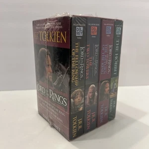 JRR Tolkein The Lord Of The Rings & The Hobbit 4 Book Paperback Box Set New - Foto 1 di 7
