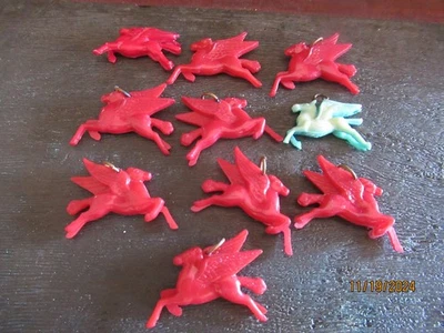 Figura Pegaso Gas Mobil Rojo - Dijes Colgante Con Anillos Foto 1 de 2