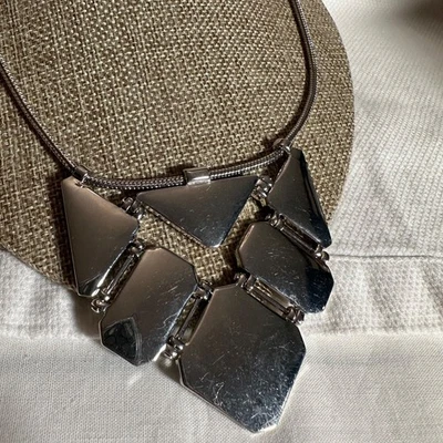 Gargantilla de moda Chaps para mujer tono plateado reflectante geométrico Foto 1 de 4