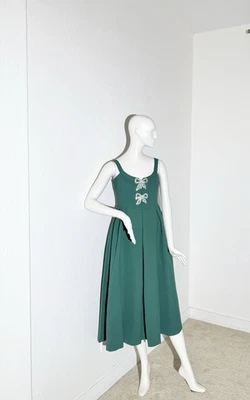 Vestido midi de crepé con pajarita adornado con cristal autorretrato en verde cazador Foto 1 de 4