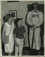 1967 Press Photo Fans at the National Baseball Hall of Fame and Museum Tour