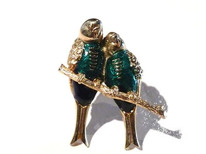 Bijou alliage doré  broche intemporelle perruches émaillées  brooch - Foto 1 di 1
